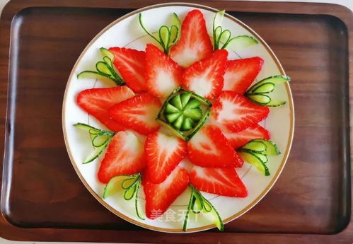 草莓水果盘 缤纷的色彩让人心旷神怡